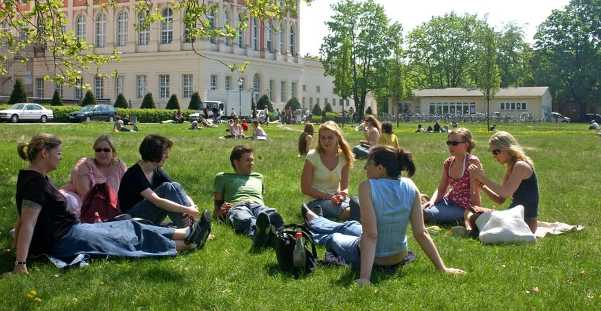 Studierende auf der Wiese am Neuen Palais