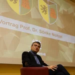 Prof. Neitzel hält einen Vortrag vor Soldaten der Panzerbrigade 45
