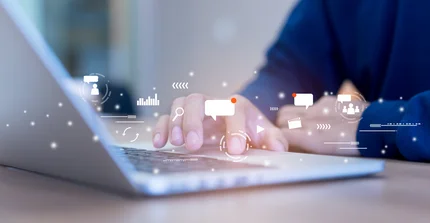 Laptop mit Social Media Zeichen drum herum
