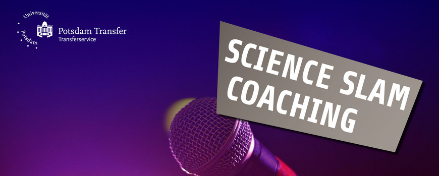 Ankündigung Science Slam Coaching, Nahaufnahme eines Mikrofons mit Scheinwerfer im Hintergrund
