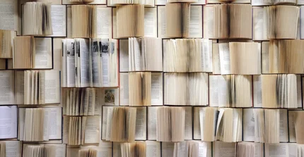 Wand voller offener Bücher