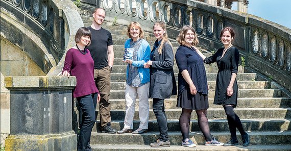 Gruppenfoto von 5 Frauen und einem Mann auf den Treppen am Neuen Palais