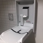 A-Gebäude auf Campus 1 Wickeltisch