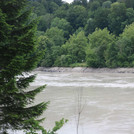 Donau mit kleinem Hochwasser und Abbruchkante
