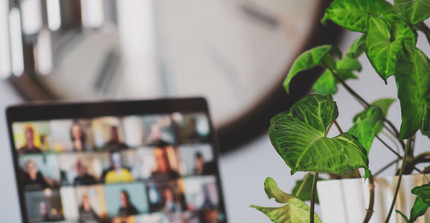 Das Bild zeigt einen Arbeitsplatz im Homeoffice.