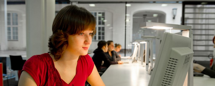 Eine Studentin recherchiert an den Computer-Pools der Universitätsbibliothek am Campus Golm.