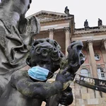 Putte mit Mundschutz: Während der Corona-Pandemie herrscht Maskenpflicht in allen Uni-Gebäuden.