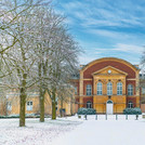 Keine Spuren im Schnee: Im Corona-Winter finden im Audimax keine Vorlesungen statt.