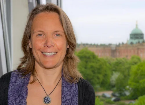 Prof. Dr. Melanie Uth in ihrem Büro