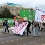 Demonstrationszug vor der Fachhochschule