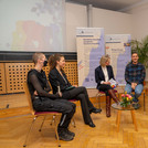 Teilnehmende der Podiumsdiskussion, zu sehen sind im Sitzkreis Herrn Woithe, Adina Ludwig, Johanna Petters, Robert Meile und Annette Guzman
