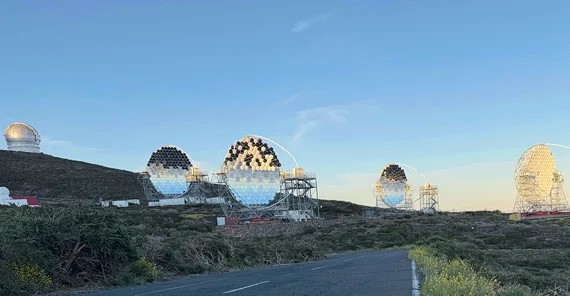 Landschaft mit einigen Teleskopen, die teilweise noch gebaut werden