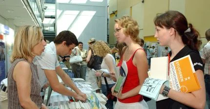 Bild mit Studierenden in einer Beratungssituation