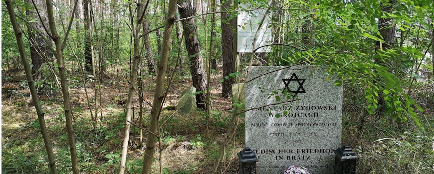 Sicht auf den Jüdischen Friedhof in Brójce von der Straße