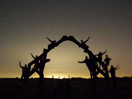 Gruppenfoto im Gegenlicht vor Sternenhimmel am Eingangstor in Gülpe