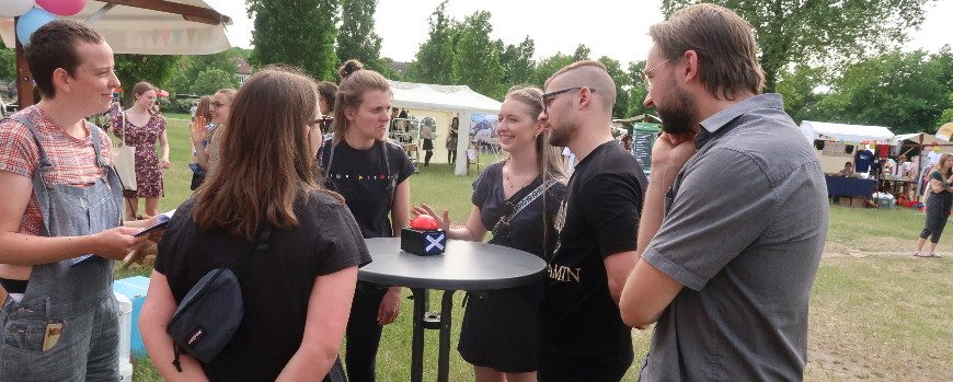 Gruppe Studierender um den runden Tisch