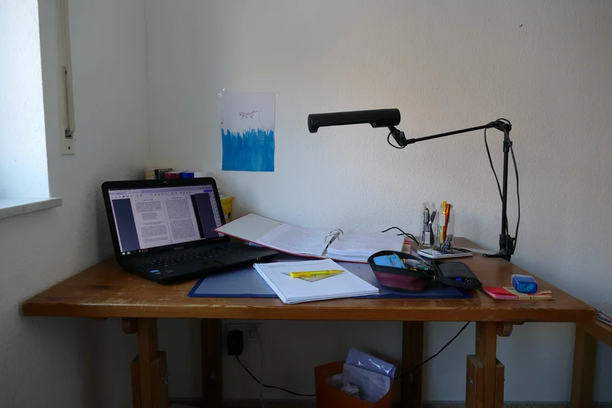 Eckschreibtisch mit Laptop nd Schreibutensilien