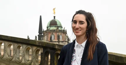 Carolina Girones vor dem Gebäude der Universität Potsdam
