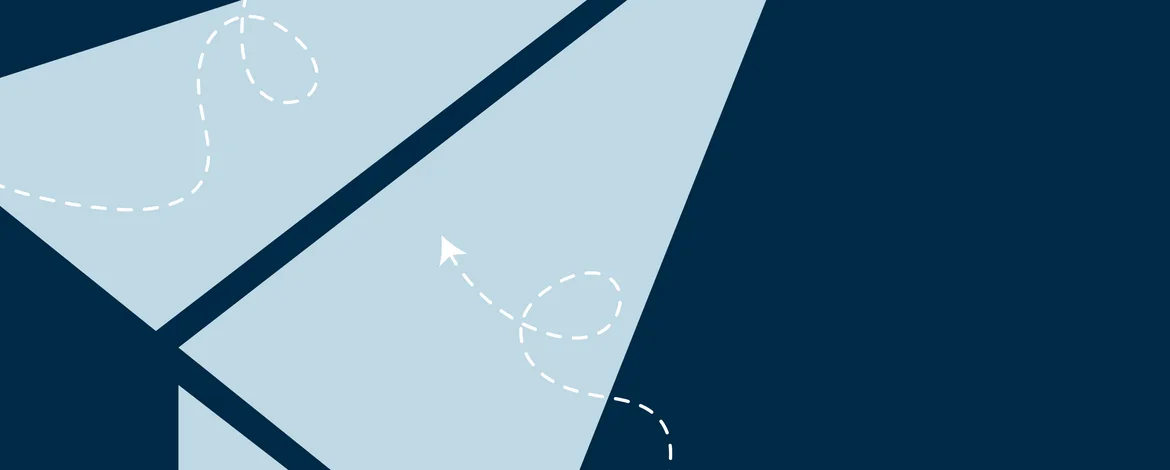 Simple Illustration in Blautönen: Papierflieger im Anschnitt. Meandernd durchs Bild gehende Strichellinie mit Pfeil am Ende, die den Weg des Fliegers beschreiben soll. - 