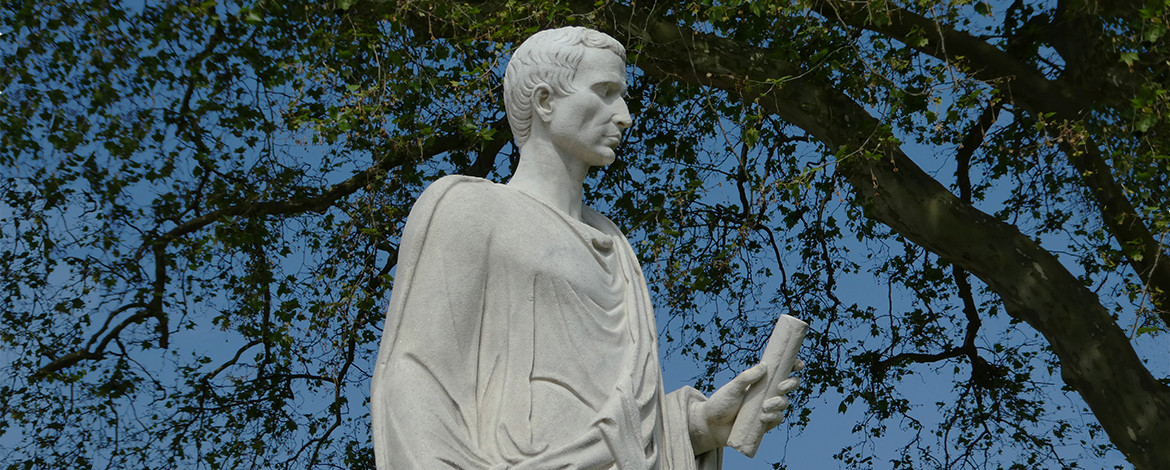 Marmorstatue von Caesar unter einem Baum