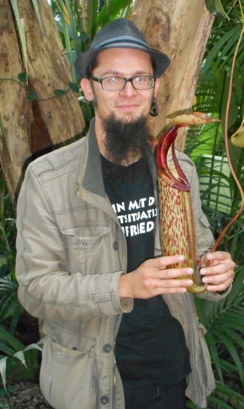 Steffen Ramm mit einer Kannenpflanze