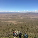 Abstieg vom Mount Longonot mit Blick zum Kinangop Plateau.