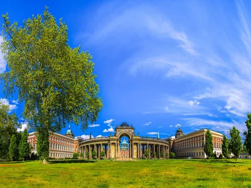 Kolonnade, ein Säulengang zwischen historischen Gebäuden des Neuen Palais