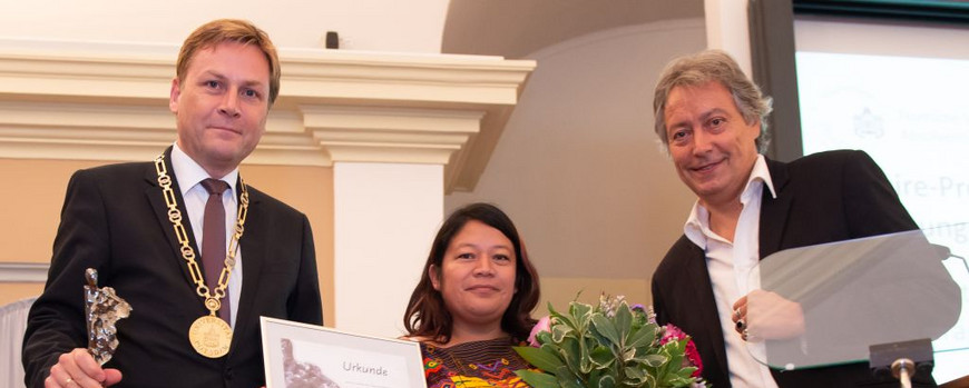 Preisträgerin Dr. Gladys Tzul Tzul mit Uni-Präsident Oliver Günther und Professor Ottmar Ette.