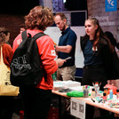 Mitarbeitende des Zentrum für Hochschulsport stehen am Stand und informieren die Studierenden.