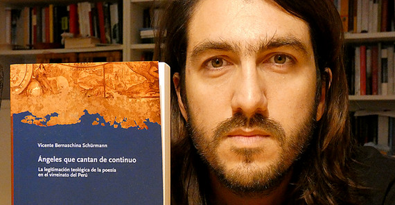 Dr. Vicente Bernaschina Schürmann - und sein Buch „Ángeles que cantan de continuo - la legitimación teológica de la poesía en el virreinato del Perú“. Foto: privat.