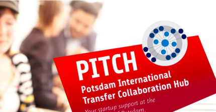 Verschwommener Hintergrund mit interagierenden Menschen, davor die Schrift PITCH Potsdam International Transfer Collaboration Hub
