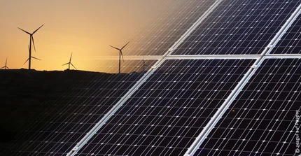 linke Seite: Windkraftanlagen bei Sonnenuntergang, rechte Seite: Photovoltaikanlage