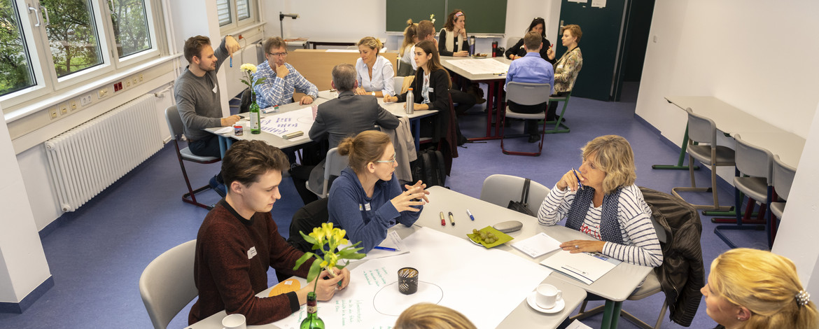 Austausch von Tagungsteilnehmer*innen beim Themencafé der 6. Netzwerktagung im Oktober 2019