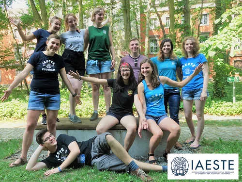 Gruppenfoto mit mehreren Personen