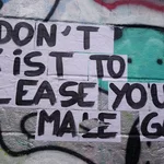 14- Plakatierungsaktion zum Thema "Male Gaze" (männlicher Blick) am Übergang zur Bösebrücke in Berlin, Prenzlauerberg (Englisch).