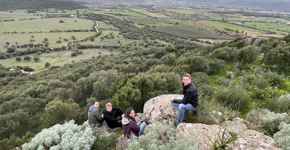 Studierende auf dem Tafelberg der punischen Ausgrabungsstätte Pani Loriga