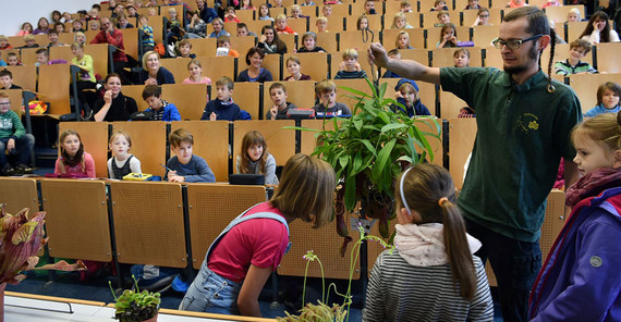 Steffen Ramm vom Botanischen Garten führt durch die Welt der fleischfressenden Pflanzen.