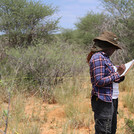 Zwei Forschende führen wissenschaftliche Messungen in der afrikanischen Savanne durch