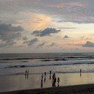 Strand auf Bali in stimmungsvollem Sonnenuntergang.