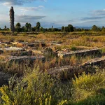 Die Grabungsstätte mit der Villa Maritima liegt vor den Studierenden