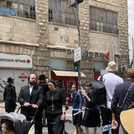 Straßenbetrieb in Me'a Sche'arim, Jerusalem (Familie mit Kinderwagen, Schulkinder mit Softdrinks)