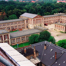 Aufs Dach gestiegen: Blick vom Nordcommun auf das Haus 12 mit Mensa am Neuen Palais 