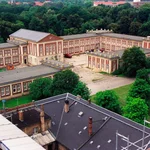 Aufs Dach gestiegen: Blick vom Nordcommun auf das Haus 12 mit Mensa am Neuen Palais 