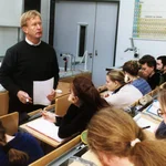 Modern und gut ausgestattet: Vorlesung mit Prof. Dr. Hans-Jürgen Holdt im neuen Chemiehörsaal