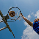Student spielt Basketball