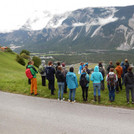 Gruppe vor Tschergant-Bergsturz im Inntal