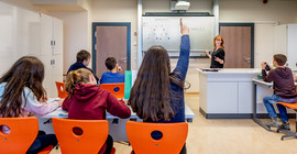 Gymnasialdirektorin und Absolventin der Universität Potsdam Annika Buchholz im Klassenraum. Foto: Karla Fritze.