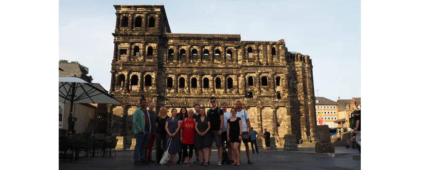 Teilnehmende der Trierexkursion vor der Porta Nigra
