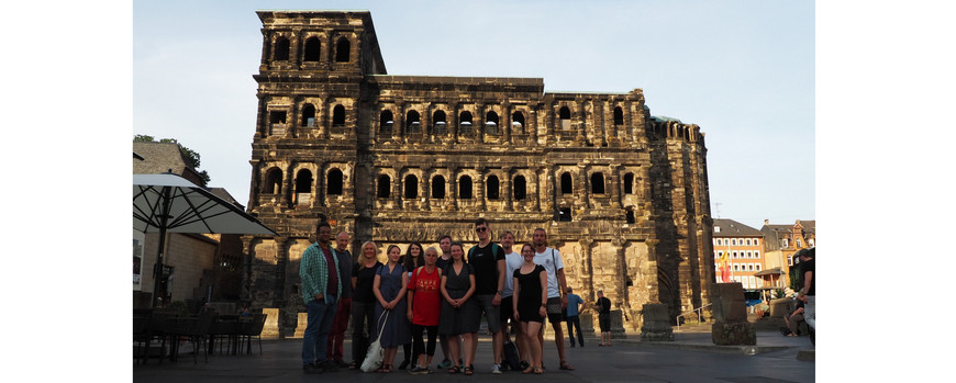 Gruppenbild vor Porta Nigra Teilnehmende der Trierexkursion vor der Porta Nigra