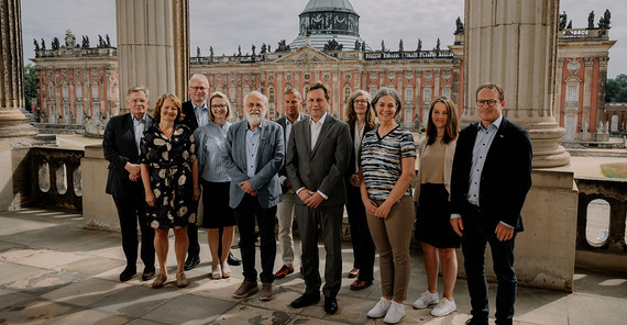 Delegation der norwegischen University of South-Eastern Norway (USN) mit dem Präsidenten der Universität Potsdam, Prof. Oliver Günther, Ph.D. (5.v.r.), und dem Vizepräsidenten für Internationales und Fundraising Beauftragter des Präsidenten für die European Digital UniverCity – EDUC, Prof. Dr. Florian J. Schweigert (l.).